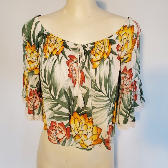 Forever 21 Tops - Forever 21 Cropoed tropical Floral blouse